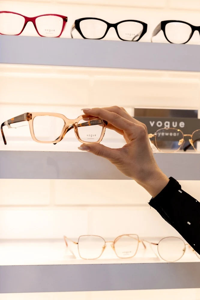 Vogue dioptrijski okvir u ruci prodavca u Optici Binokl
