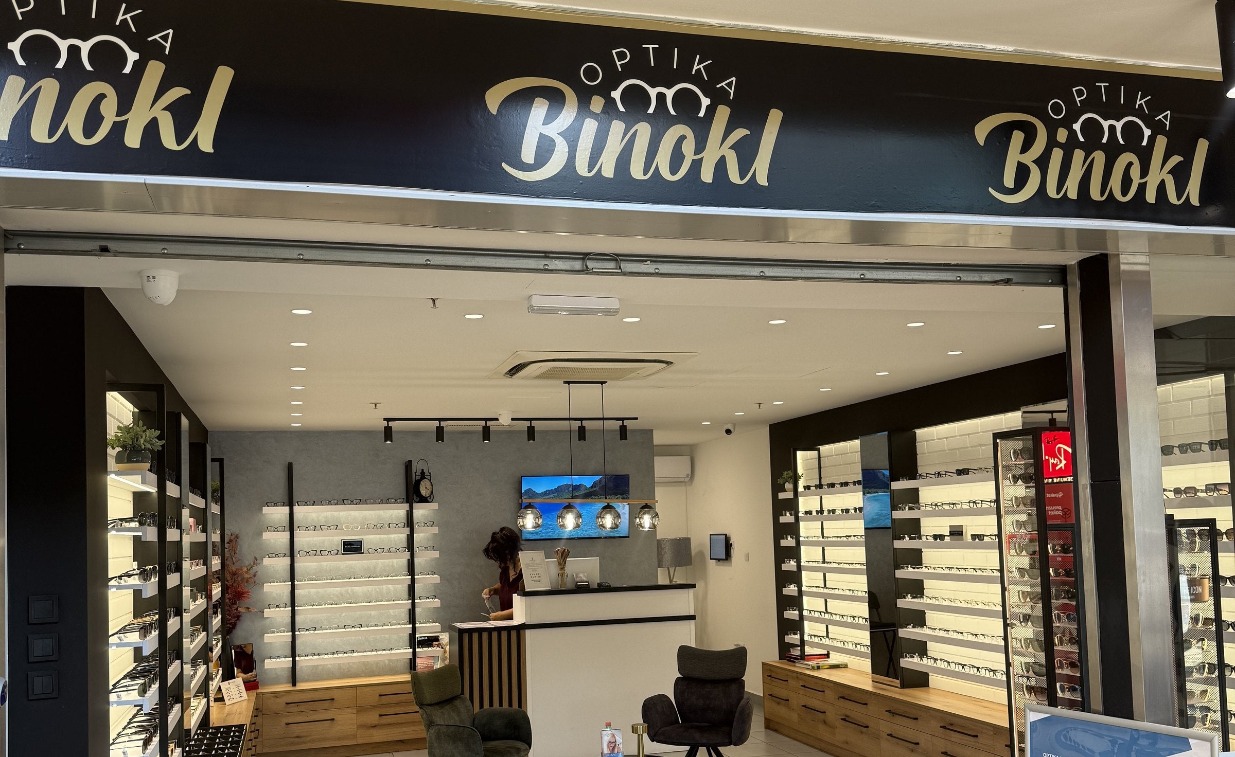 Enterijer Optike Binokl u Šapcu, TC Idea, sa policama naočara