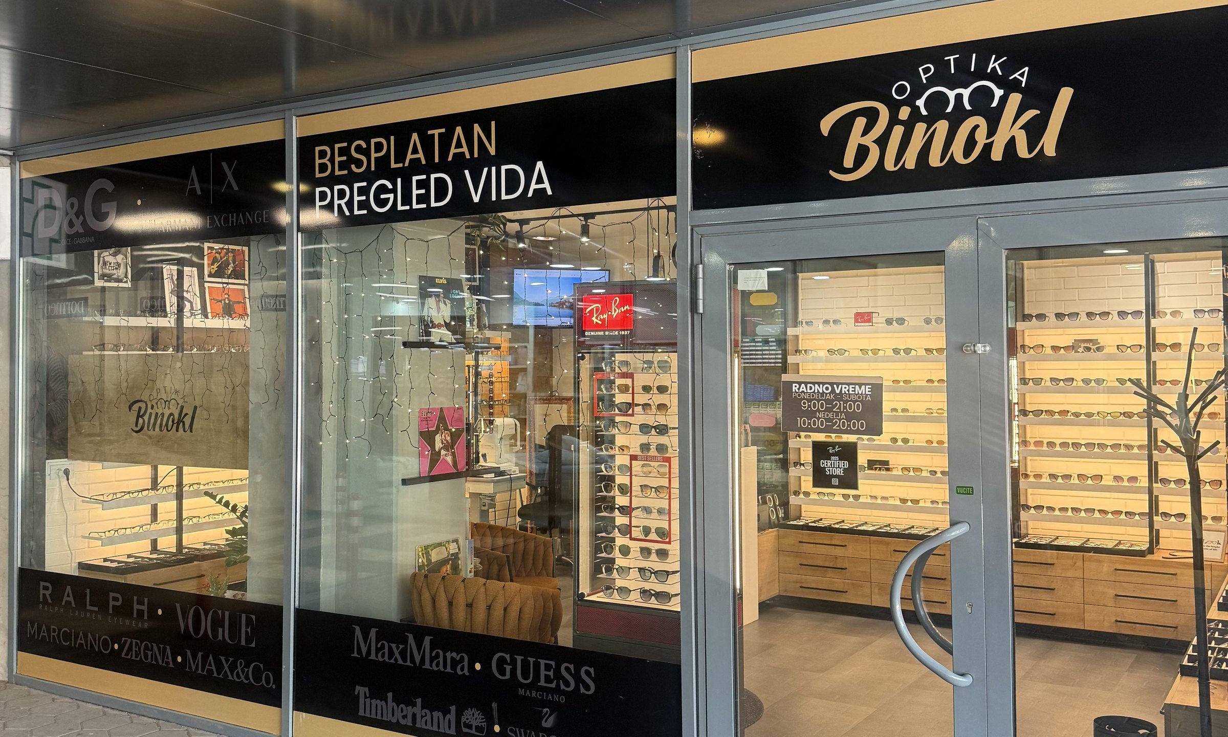 Izlog Optike Binokl u Novom Sadu, TC Mercator, sa natpisom besplatan pregled vida